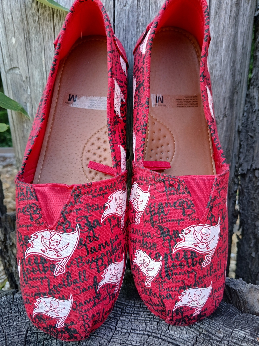 FOCO Tampa Bay Buccaneers Script Canvas Slip-On Shoes Size Medium 7-8